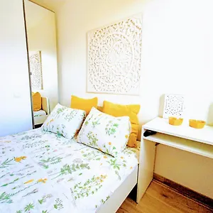  Privatunterkunft Private In Renovated - Tram 1 Min Walk
